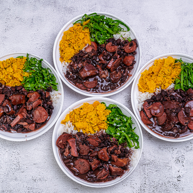 04 Marmita de Feijoada (costelinha,lombo, calabresa, paio, bacon) acompanha arroz, couve, farofa.