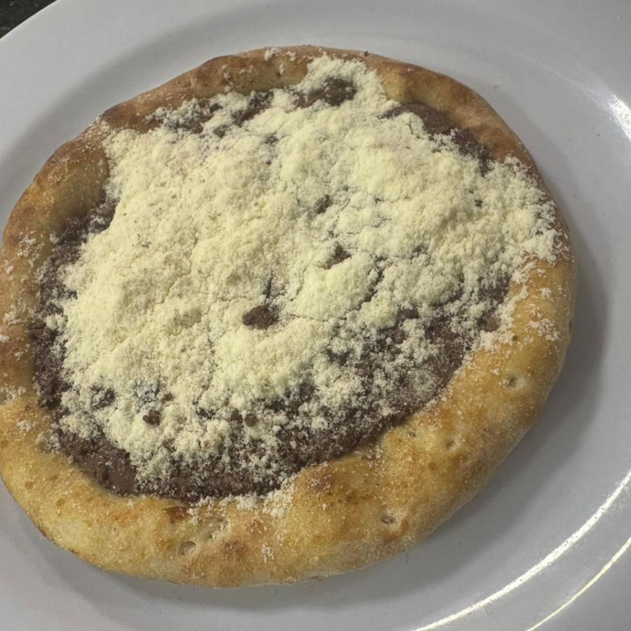 Chocolate preto, polvilhado com ovomaltine e leite em pó
