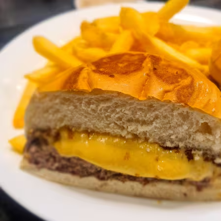 Pão de hambúrguer, hambúrguer, queijo branco e maionese