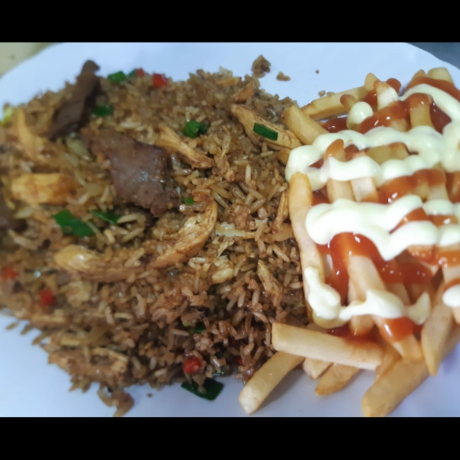 Arroz 3 Carnes acompañado de doraditas
