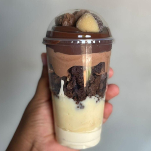 Uma sobremesa feita para encantar! Em cada camada, sabores que se completam: Mousse de Ninho leve e cremoso Brigadeiro de Ninho delicado e irresistível Pedaços de brownie macio e chocolatudo Mousse de chocolate aveludado Brigadeiro 50% cacau para equilibrar a doçura Finalização com um brigadeiro casadinho e um pedaço de brownie em formato de coração, trazendo charme e sofisticação à decoração ✨ Cada colherada é uma experiência única, misturando cremosidade, intensidade e o toque artesanal do brownie. Um copo que conquista pelo sabor e pela apresentação especial.