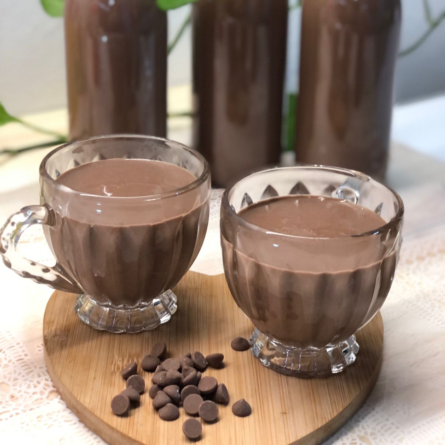 Chocolate cremoso e encorpado, preparado com cacau 50%, que garante um sabor equilibrado entre intensidade e suavidade, proporcionando uma experiência rica e aconchegante a cada gole. Uma bebida indulgente, perfeita para momentos de prazer e conforto.
📦 Produto entregue pronto para consumo, não é aquecido.
🤎 300ml de puro sabor e cremosidade 🍫✨