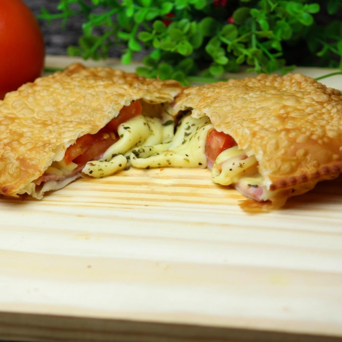 Sabor de verdade em cada mordida. Experimente nossos pastéis! Eleito o mais gostoso da região.