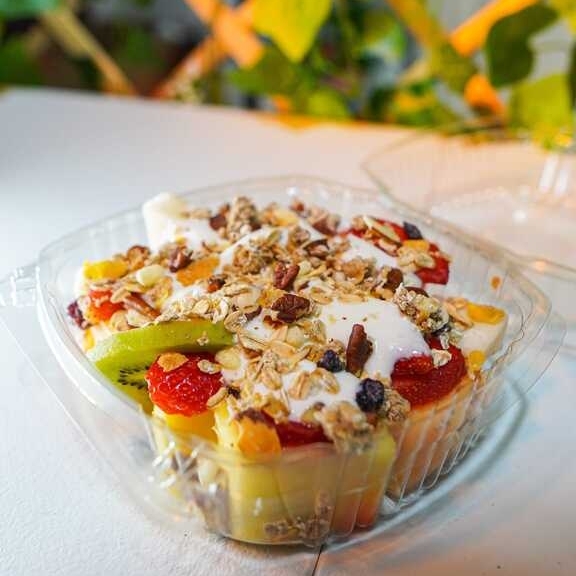 Fruta Con Yogurt Y Granola