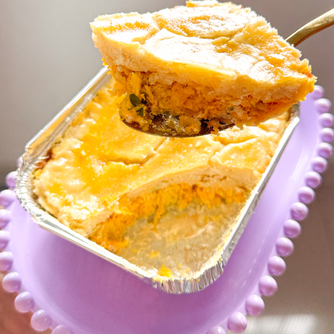 Você precisa conhecer o nosso empadão! Massa fofinha, recheio cremoso de frango.