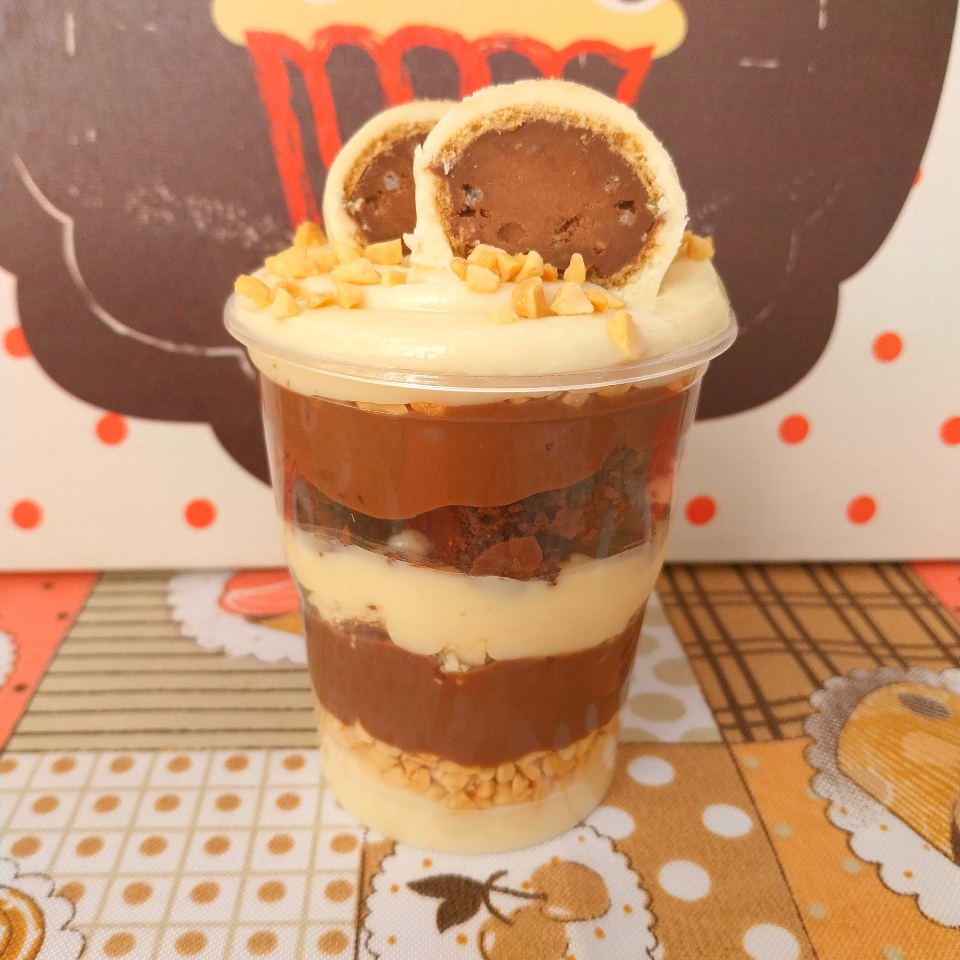 Nosso copo é composto por creme de ninho , creme de cacau 50% , pedaços de bombom , pedaços de brownie, amendoins picados finalizado com bombom ouro branco.