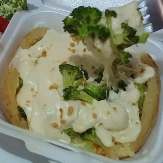 Batata gigante assada, recheada com strogonoff de carne bovina legítimo e ultra cremoso. Coberta com uma camada generosa de muçarela derretida e finalizada com o toque crocante da batata palha.