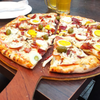 Molho de tomate caseiro, mozarela, presunto fatiado, champignon fatiado, ovos, cebola fatiada e bacon.