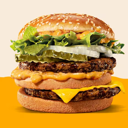 Um hambúrguer com duas carnes bovinas grelhadas de 57g, pão com gergelim, queijo derretido, picles, salada fresca (alface e cebola) e o exclusivo molho big king.