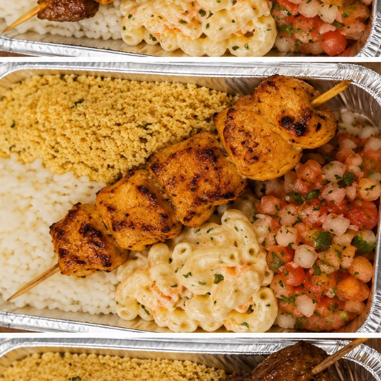 Essa promoção acompanha 1 espetinho de filé de frango, arroz , farofa, molho à campanha e macarronese.