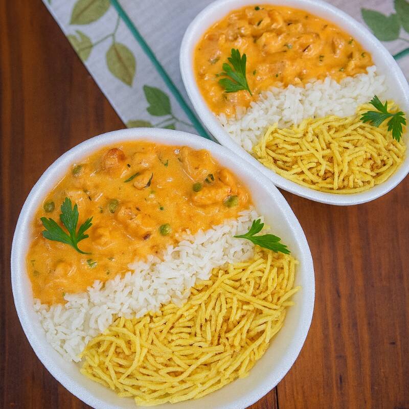 Strogonoff de frango com arroz e batata frita