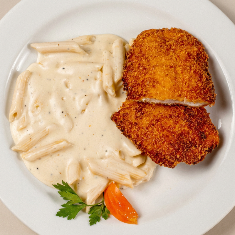 Peito de frango recheado com queijo e presunto, empanado e frito. Acompanha penne ao molho de queijos e geléia de pimenta.