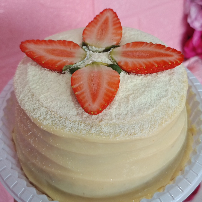 Delicioso bolo de ninho com morangos frescos mini vulcão 500 gramas