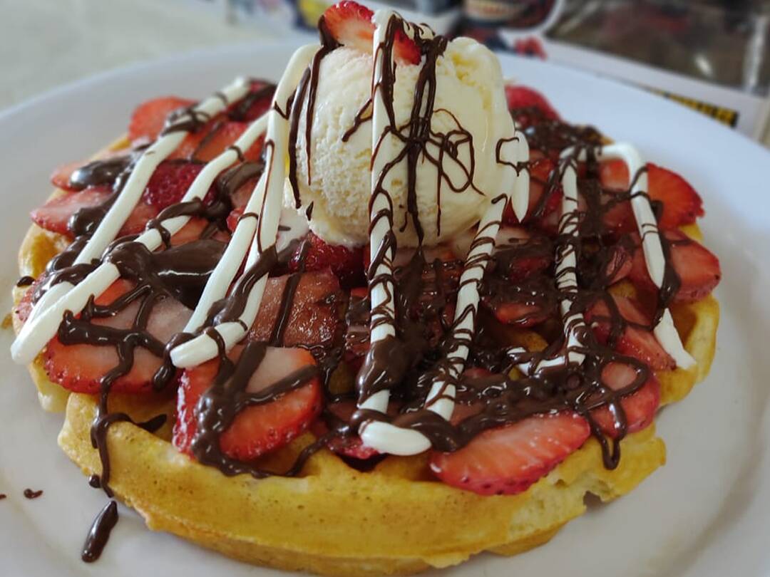 Kaboom Comics & snaks