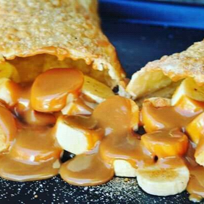 Aprecie o pastel de banana, recheado com banana, doce de leite e canela, uma combinação doce e reconfortante.