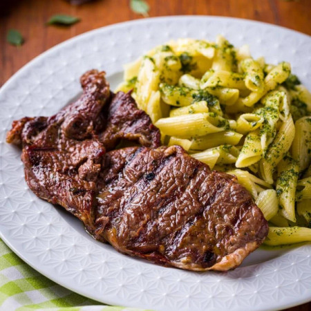 Massa penne ao molho pesto acompanhado com filé argentino grelhado finalizado com queijo ralado e salsinha. Para quem busca um prato cheio de personalidade e sabor. (*) Não fazemos alterações!