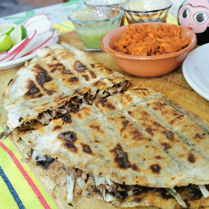 Tlayuda de Carne al Pastor