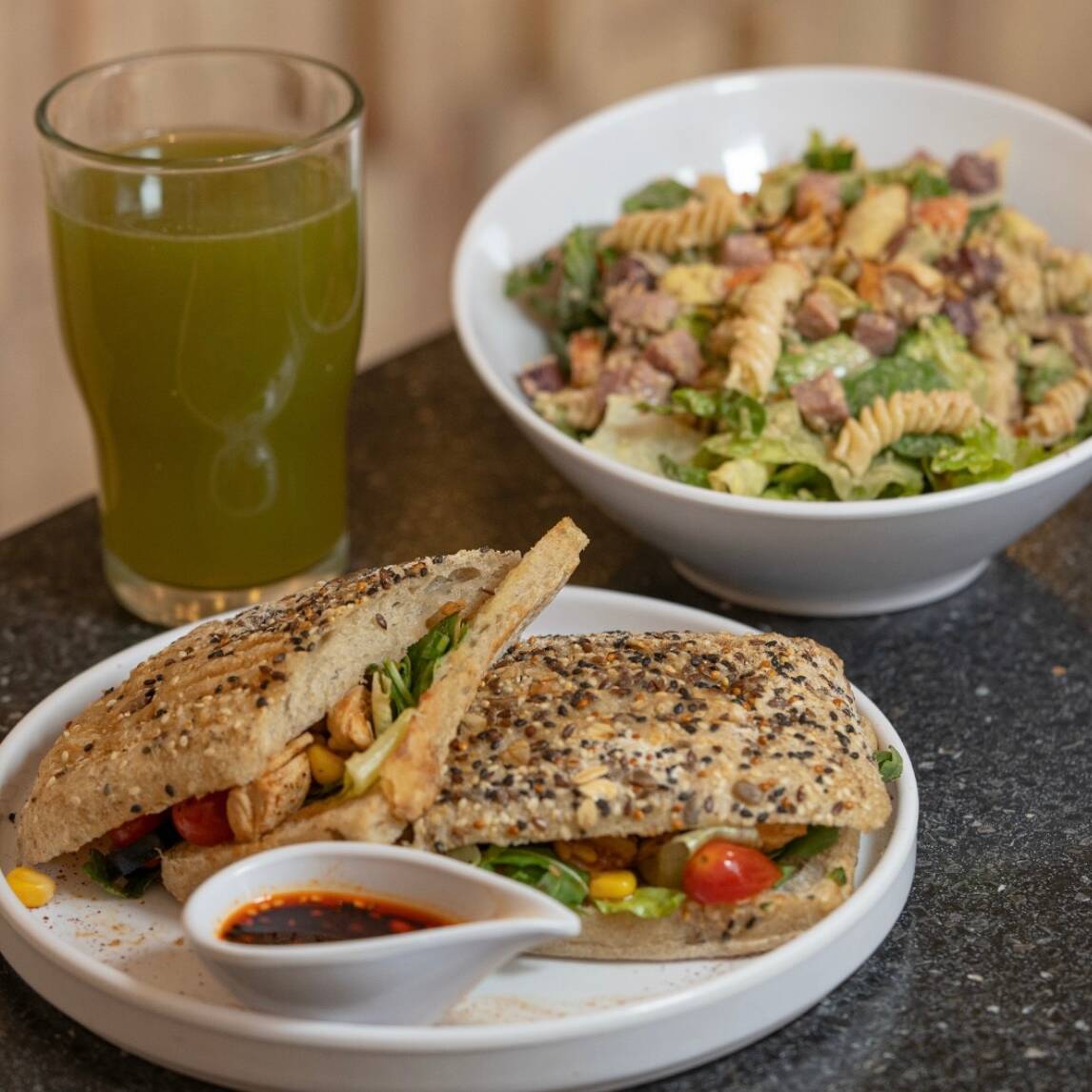 MINI CIABATTA VEGETARIANA,ENSALADA MED Y AGUA DIA