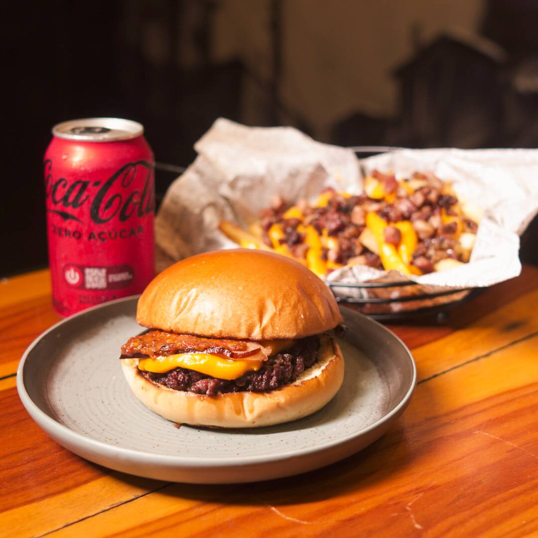O combo contém uma Coca Cola zero 350ml, 1 ´´burger Brabo´´ e uma deliciosa batata viela (batata, cheddar cremoso e bacon em cubos) tamanho real servido presencialmente, serve até duas pessoas dependendo da sua fome.