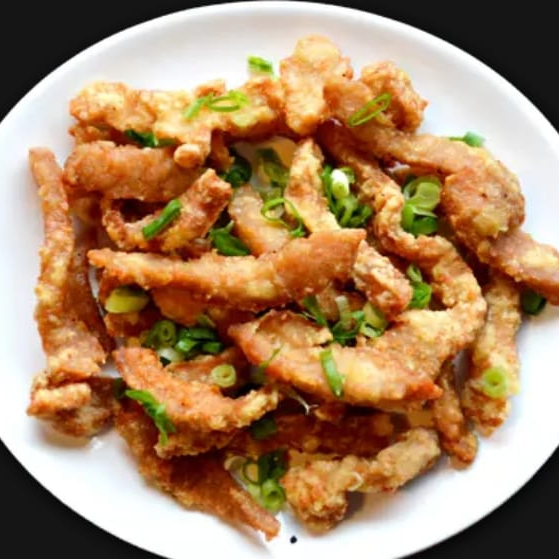 lombo cortado em tiras frito, salpicado com alho e cebolinha.