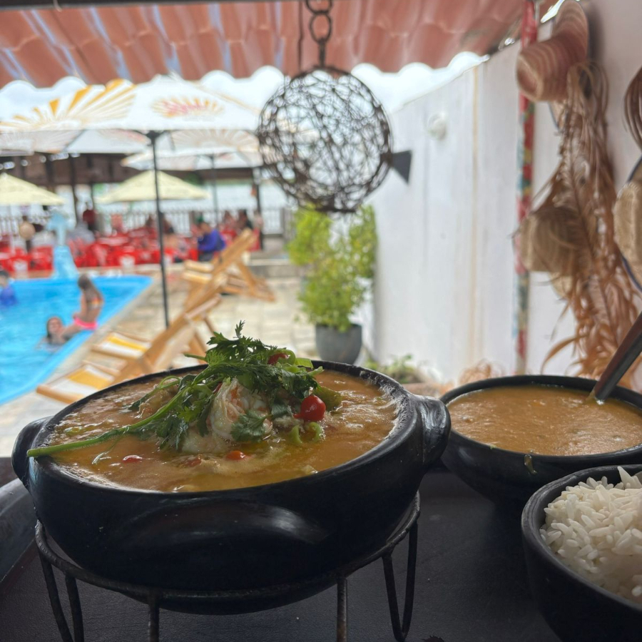 Peixe, mexilhão, camarão, arroz e pirão