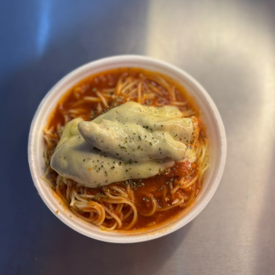 Marmitex de espaguete a Parmegiana de frango com um macarrão alio e óleo, um suculento frango empanado crocante, com molho de tomate da casa, e uma generosa camada de mussarela