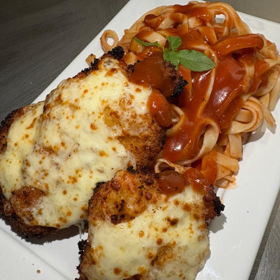 Parmegiana bem suculenta de frango com macarrão e um molho bem caseiro e saboroso no padrão do Armazém