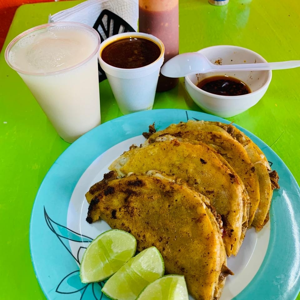 Combo: 3 quesabirrias, 1 consomé, 1 agua chica