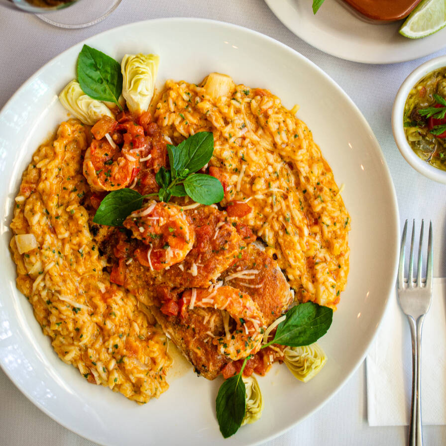 filé de badejo grelhado ao molho de tomates frescos e camarão. Acompanha risoto de Carciofini