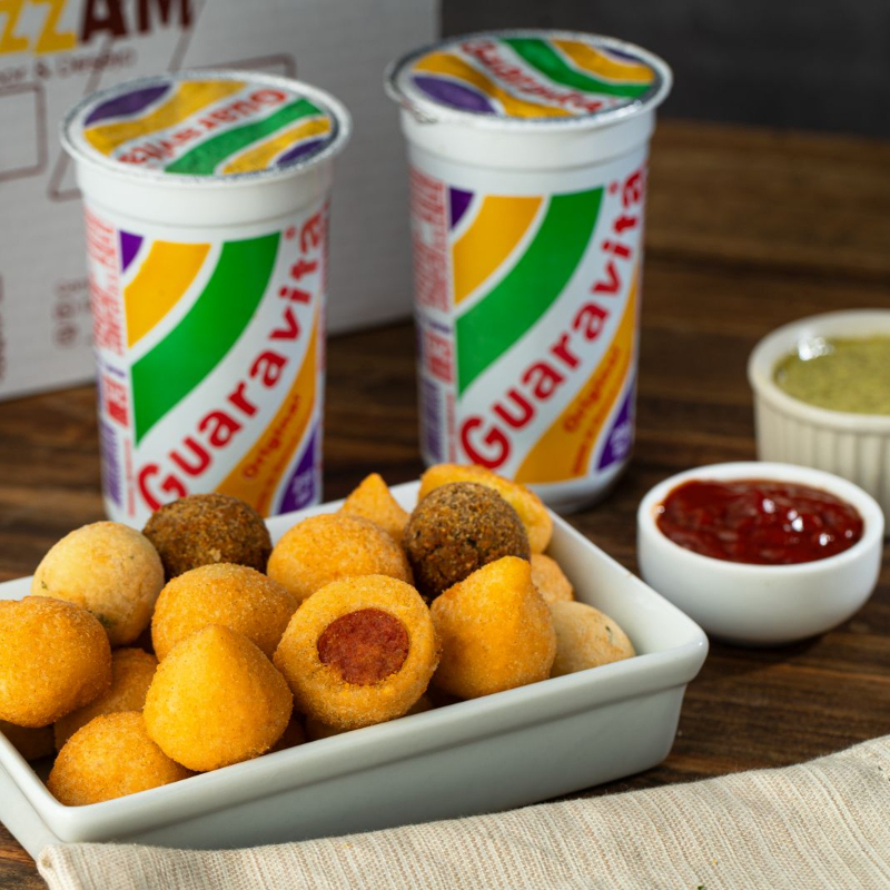30 salgadinhos sortidos + 1 guaravita. Sabores: Coxinha, bolinha de queijo, presuntinho, kibe, salsicha, camarão, calabresa c/ catupiry e bolinha de carne. (PODENDO RETIRAR SOMENTE ATÉ 3 SABORES)