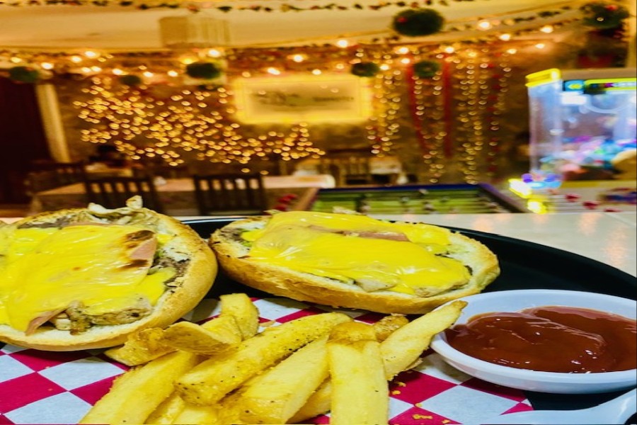 MOLLETES DE CARNE AHUMADA CON PAPAS FRITAS