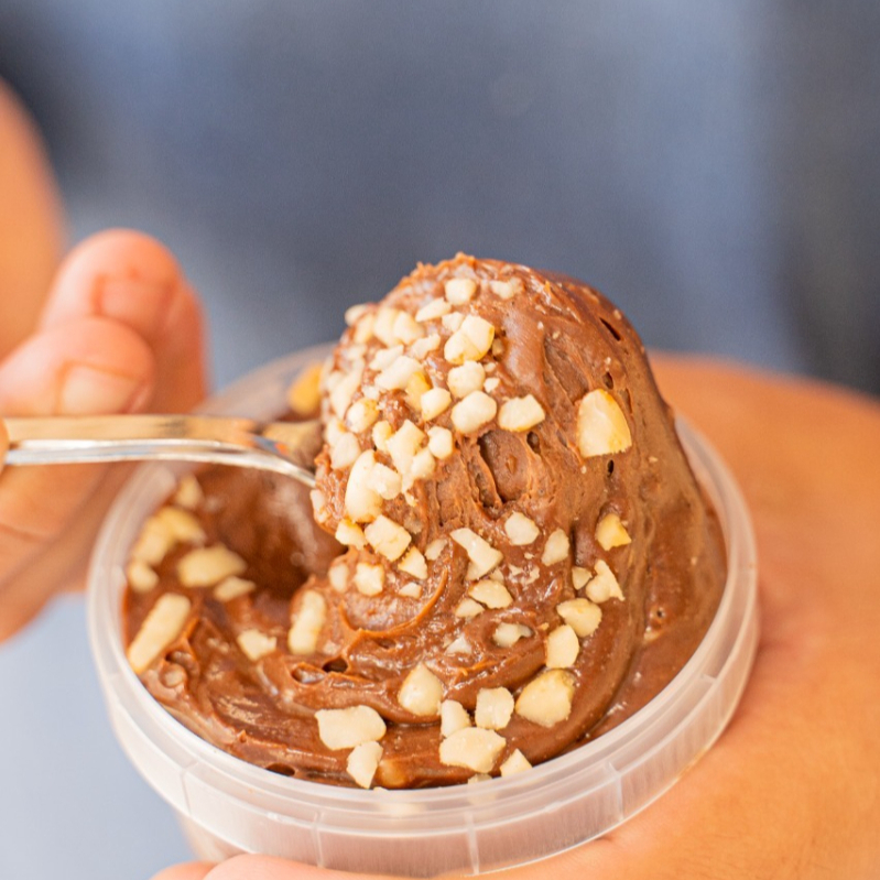 Delicioso bolo gelado inspirado no bombom ferrero rocher, composto por massa de chocolate da casa, brigadeiro de chocolate belga + Nutella + amendoim picado e finalizado com amendoins picados por cima. Muito sabor e texturas incríveis, peça e se apaixone!