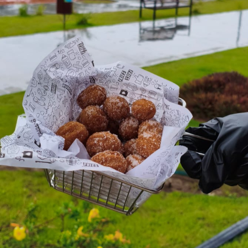 Massa adocicada com recheio de brigadeiro este é o nosso churros uma combinação perfeita empanados no açúcar.