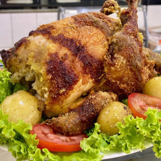 tão querido por todos nós...nosso TRADICIONALÍSSIMO Frango Assado...Igual ao nosso por aqui Ninguém tem