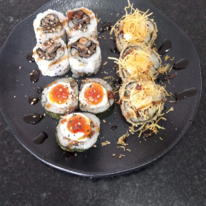 08 uramaki salmão grelhado 10 futomaki hot crispy de batata doce 10 maki skin geleia de pimenta.