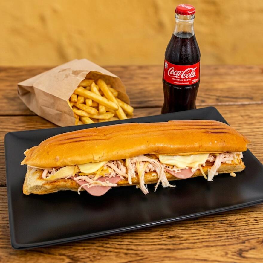 Cola Jamon y Pollo + Papas + Bebida