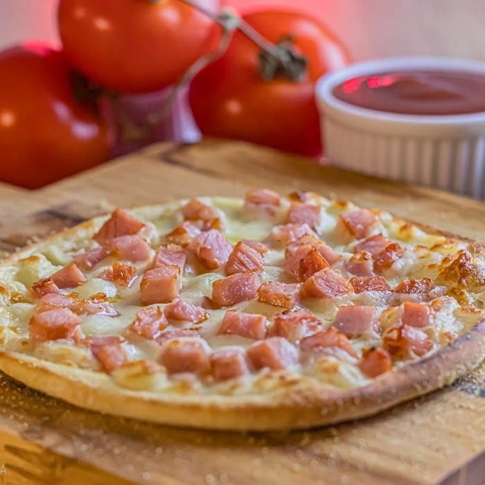 Mussarela coberta por bacon.