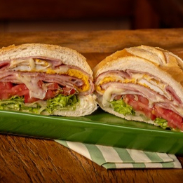 Pão francês, presunto, queijo, ovo, alface e tomate