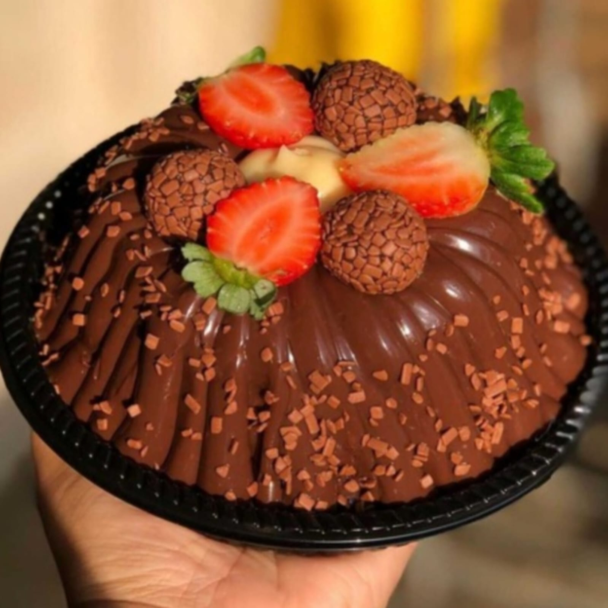 Massa de chocolate fofinha e molhadinha, delicioso brigadeiro cremoso, finalizado com morangos frescos e brigadeiro macio. APROX 600G