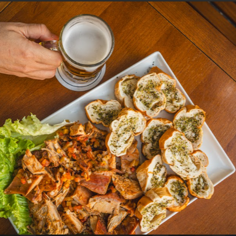 Deliciosa e tradicional porção de pernil da casa acompanhado do nosso vinagrete e fatias de pão francês.