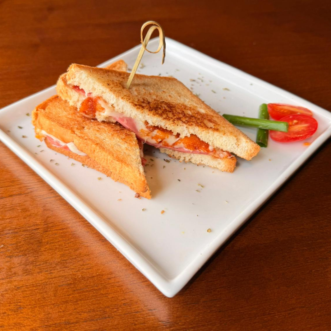 Aquele sabor de padaria raiz que a gente ama, com o toque especial da nossa chapa.