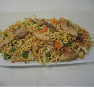 macarrão, cebola, cenoura, repolho, cebolinha e frango