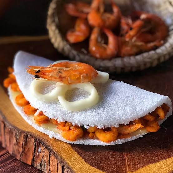 Uma das mais pedidas! Tapioca quentinha feita na hora, bem recheada com camarões frescos selecionados e tempero especial, trazendo um sabor marcante e inesquecível.