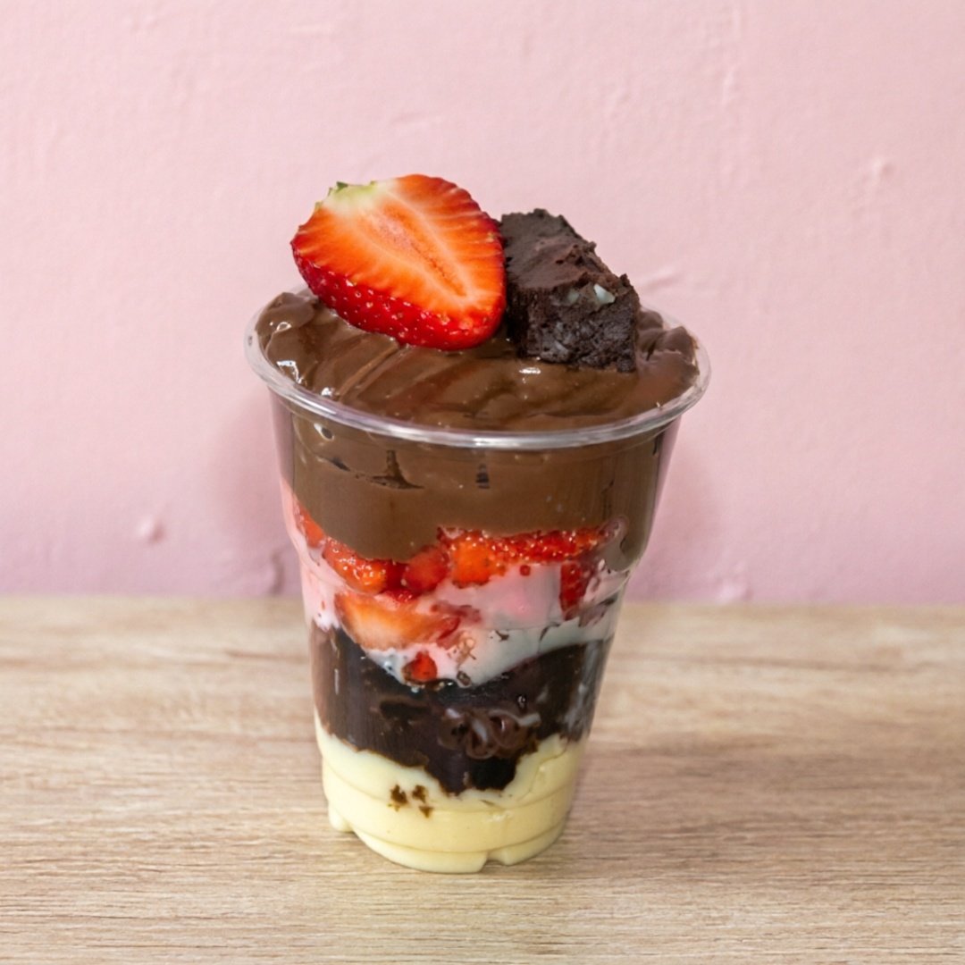 Creme de ninho, browie, morangos frescos, brigadeiro 50%,