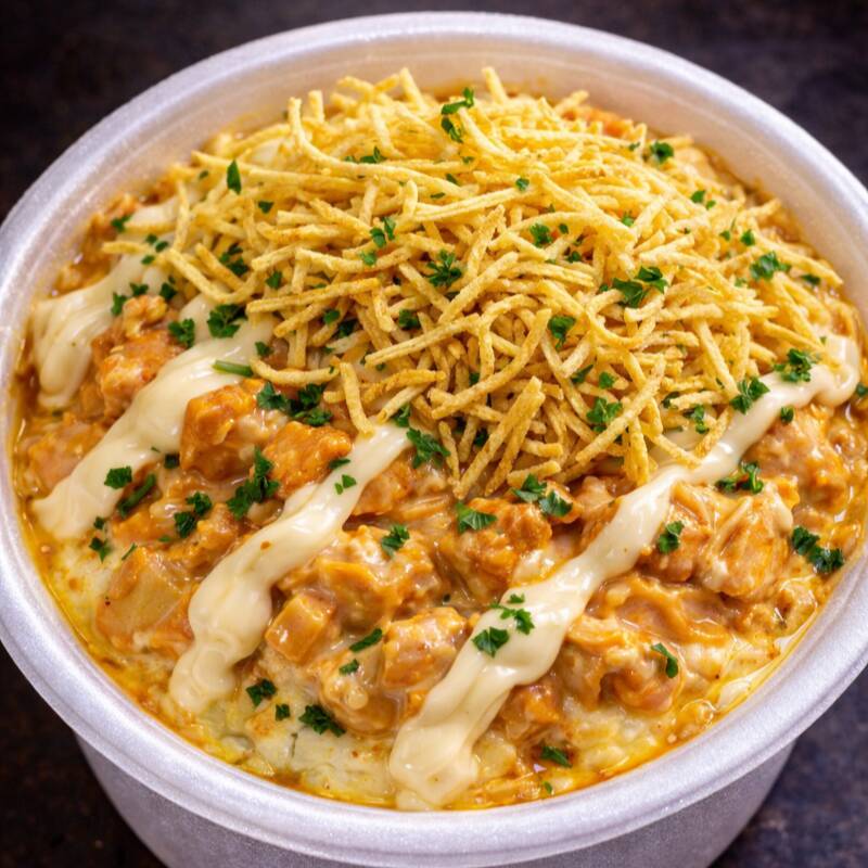 Batata cremosa com base de purê rústico, coberta com strogonoff de frango bem cremoso, selada com mussarela derretida, camada generosa de requeijão cremoso e finalização com batata palha crocante.