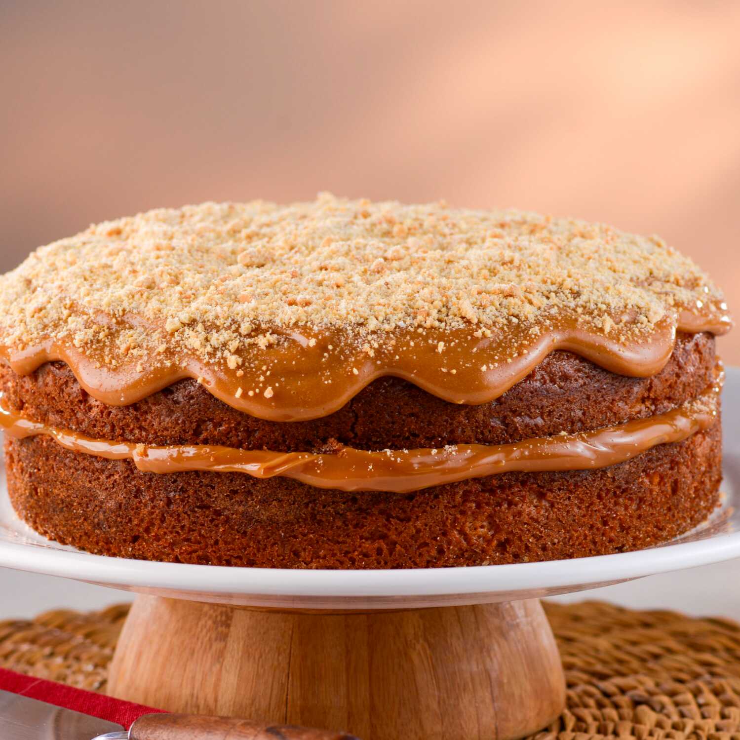 Bolo de paçoca caseira da Vó, com recheio e cobertura de doce de leite e paçoca caseira. Imagem meramente ilustrativa.
Bolo pequeno serve até 8 fatias
Bolo grande serve até 16 fatias