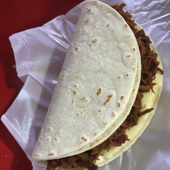 TACO DE CARNE DORADA CON QUESO