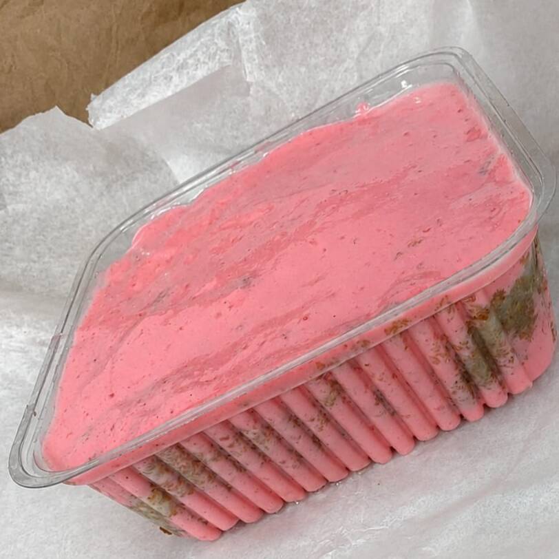 Camadas macias de bolo com um creme de mousse de morango extremamente cremoso.