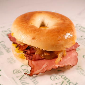 Bagel Roast Beef & Queso Cheddar