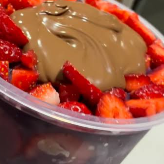 Vem provar essa experiência única uma explosão de sabor , açaí Premium cremoso no ponto certo, Morango Frescos ,TRUNFADO DE AVELÃ , camadas de leite em pó integral,,Farinha de amendoim ,Morango frescos, leite condensado, cobertura de morango 🍓 Uma verdadeira delícia!🤌🏻💟